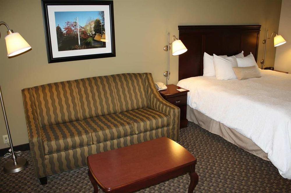 Hampton Inn East Lansing Room photo